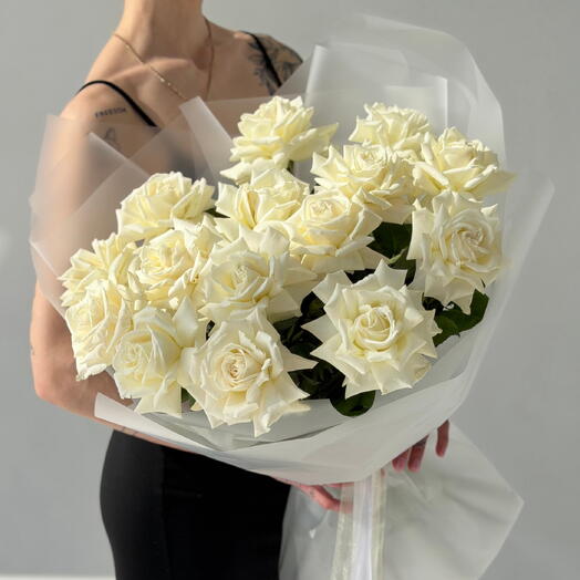 Букет из 15 ажурных белых роз