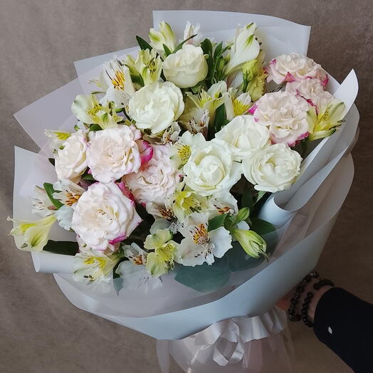 Альстромерия с кустовой розой