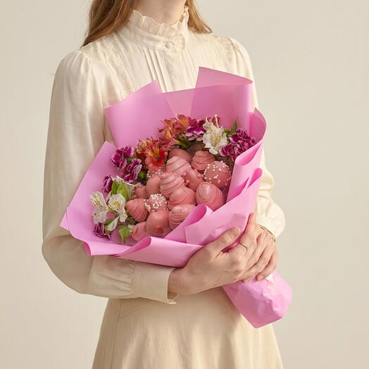Ramo de fresas cubiertas de chocolate con flores