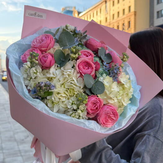 Авторский букет с пионовидными розами