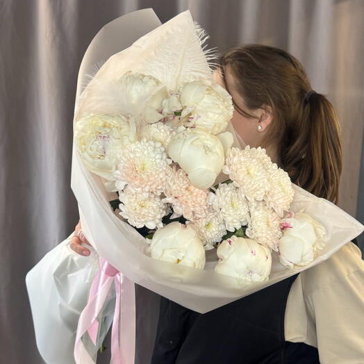 Белые пионы и зефирные хризантемы