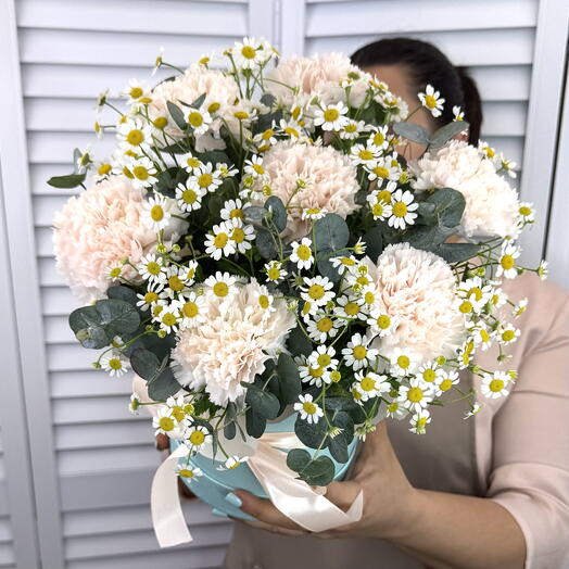 Нежный летняя коробочка с гвоздиками и ромашками