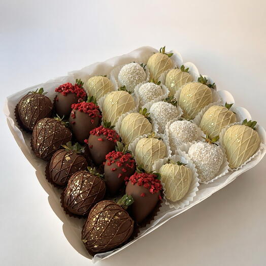 Deluxe Chocolate-Covered Strawberry Collection (25 pcs)