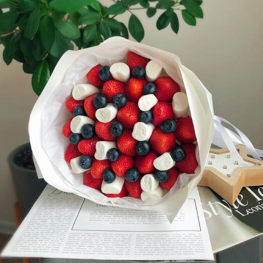 Съедобный букет из клубники с голубикой и маршмэллоу