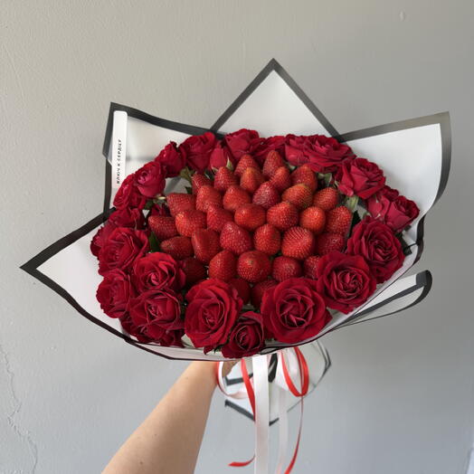 Букет из роз и свежей клубники