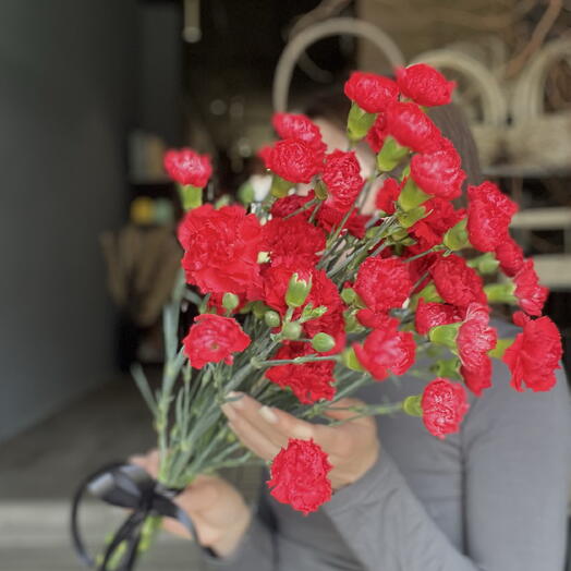 Траурный букет из 10 кустовых гвоздик🖤