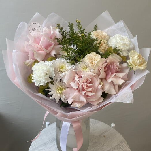 Букет «Нежное утро» с Солидаго, хризантемой, французскими розами 🌸