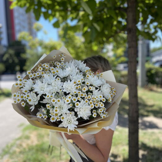 Букет из хризантем и ромашек