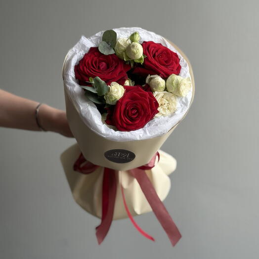 Комплимент с алой розой