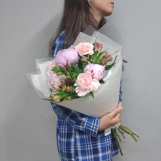 Букет с пионами, альстромерией и диантусами
