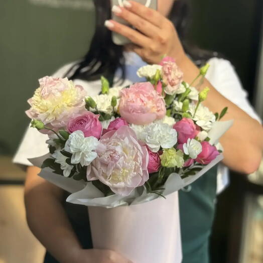 Композиция «Нежное признание» с пионами и кустовой розой «Сильва»