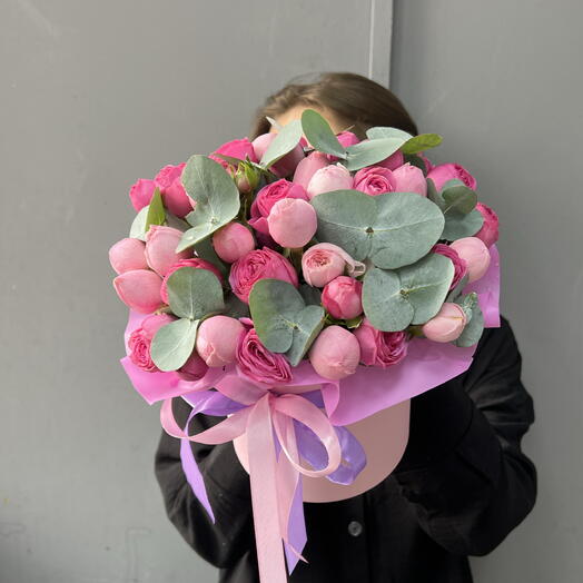 Кустовые пионовидные розы в шляпной коробке 💞