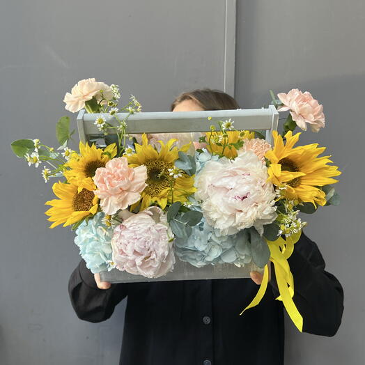 Подсолнухи, Гортензия и Пионы в деревянном ящике 💙