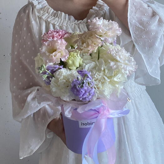 Нежная композиция в коробке с лизиантусом, диантусами и маттиолой 💜