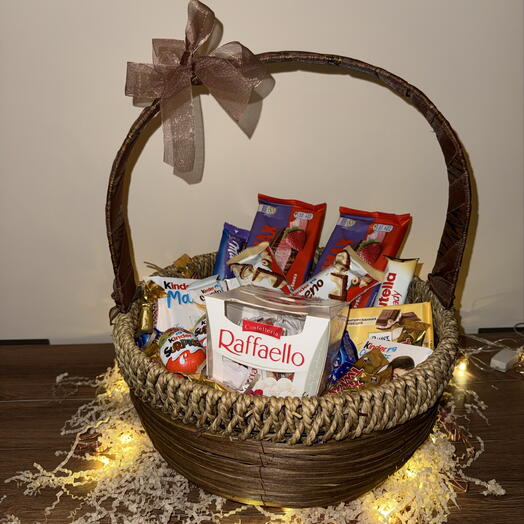 Большая корзина со сладостями Kinder Raffaello Milka