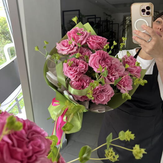 Букет 🍀 пионовидные роз с зеленью
