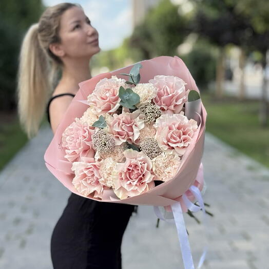 Авторский букет с французкой розой и ажурными диантусами брют