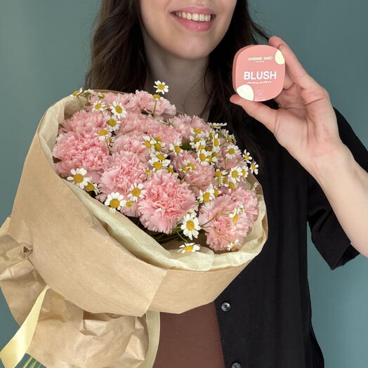 Летний розовый букет + подарок от Vivienne Sabo – румяна MACARON