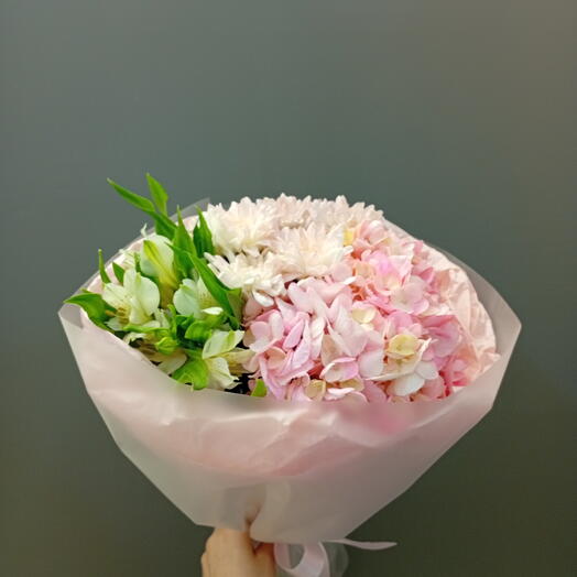 Гортензия, альстромерия и кустовая розовая хризантема