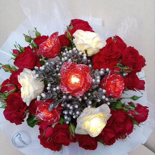 Glowing roses + spray roses bouquet 2 in 1