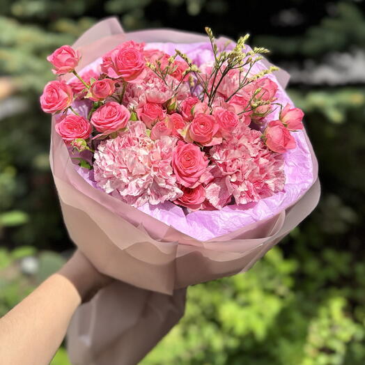 Букет комплимент из кустовых роз, диантусов и лимониума