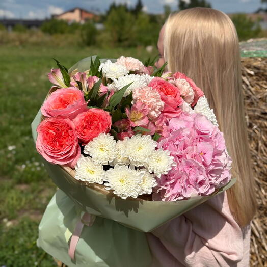 Букет "Пинк Шик" из гортензии, роз, хризантем, гвоздик и альстромерий