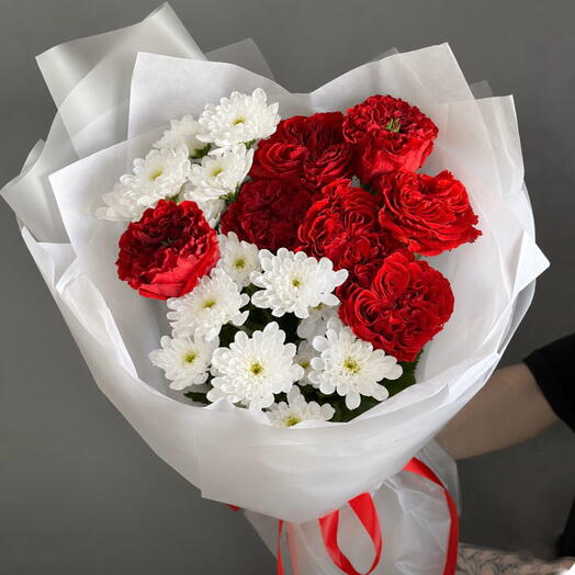Авторский букет с премиальной красной розой и🌹 белоснежной хризантемой