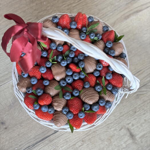 Корзина из клубники в шоколаде и голубики