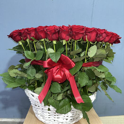 🌹КОМПОЗИЦИЯ ИЗ 101 КРАСНОЙ РОЗЫ «РЕД НАОМИ» В ПЛЕТЕНОЙ КОРЗИНЕ🌹