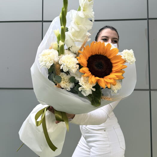 Стойкий букет «Бело‑жёлтая симфония🌻🌞»гладиолус, подсолнух и диантус с эвкалиптом 💐