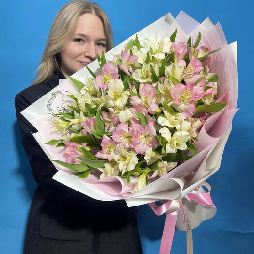 Букет из 15 Альстромерий микс. Монобукет 3029. Leoraflowers