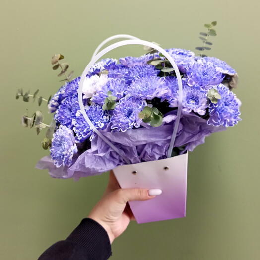 Сумочка цветочная с эвкалиптом и кустовыми хризантемами