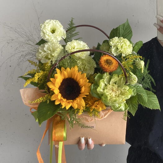 Композиция в сумочке с подсолнухами, розой вегги, малиной и лизиантусом🌻💚