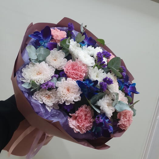 Букет с хризантемой, дендробиумом, гвоздикой и статицей