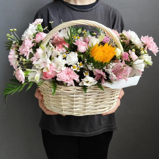 Корзина с стойкими цветами подсолнух, ромашки, эустомы, кустовые розы и альстромерии