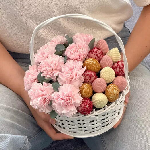 Корзина из клубники в шоколаде и диантусов