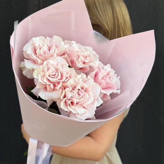 Букет из 5 розовых ажурных роз