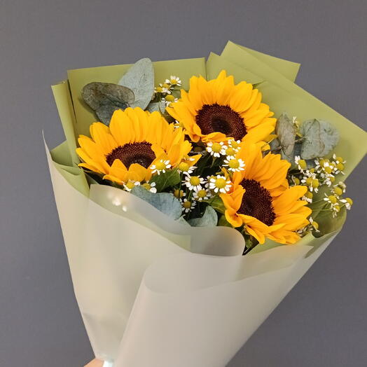 Яркий букет из подсолнух и мелких ромашек 🌼