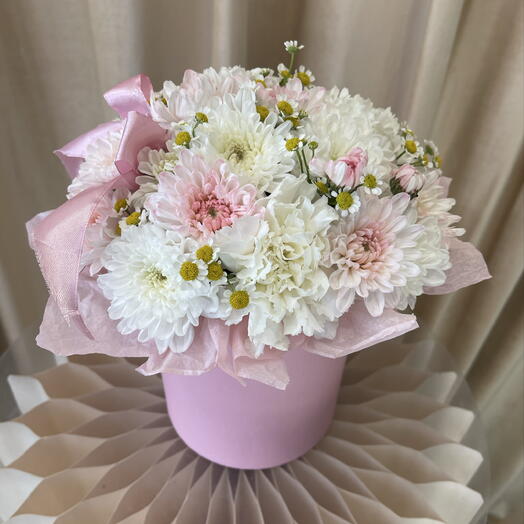 Цилиндр с матрикарией, белыми диантусами, розовой и белой хризантемой💕