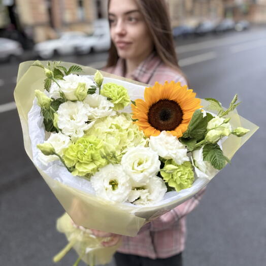 Букет с фермерским подсолнухом, эустомой и гортензией