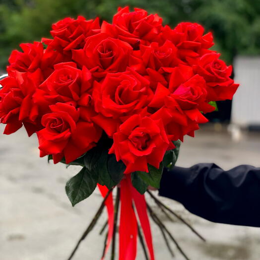 13 красных Французских Роз под ленту