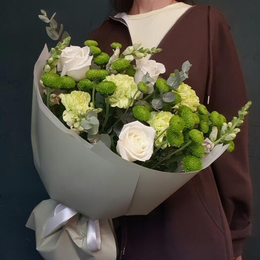 Зелёный букет с белыми розами и хризантемой size M