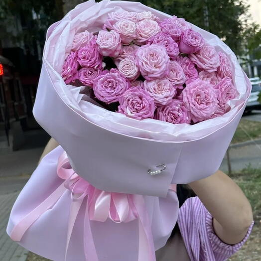 Розовые розы