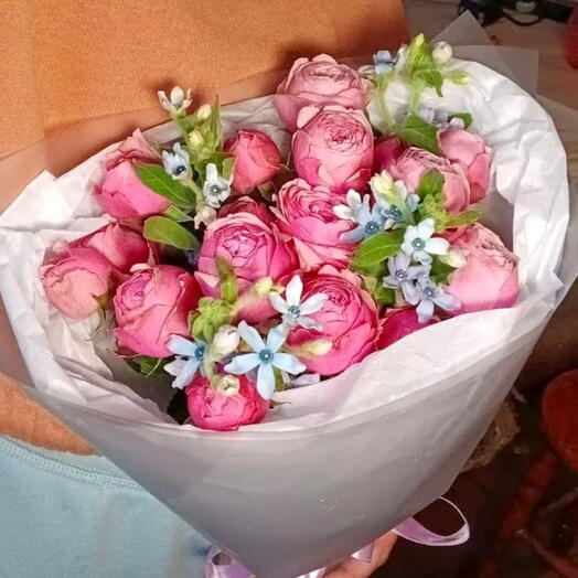 Букет с вип розами и голубыми акцентами
