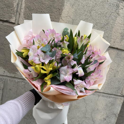 Букет 🌼🍁«Солнечный кадр из „Форреста Гампа»🌙из альстромерии и эвкалипта