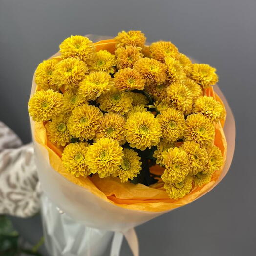 Яркий букет из кустовых хризантем