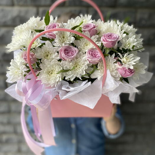Композиция с кустовыми розами в коробке🥰