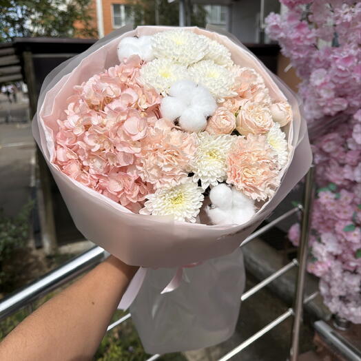 Нежный букет с гортензией ,кустовой розой и хлопком