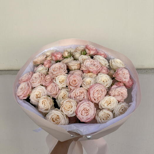 Для любимой 🌸 воздушный моно букет из кустовых роз