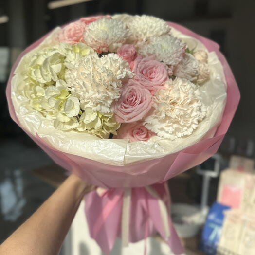 Авторский букет с розовыми кустовыми розами